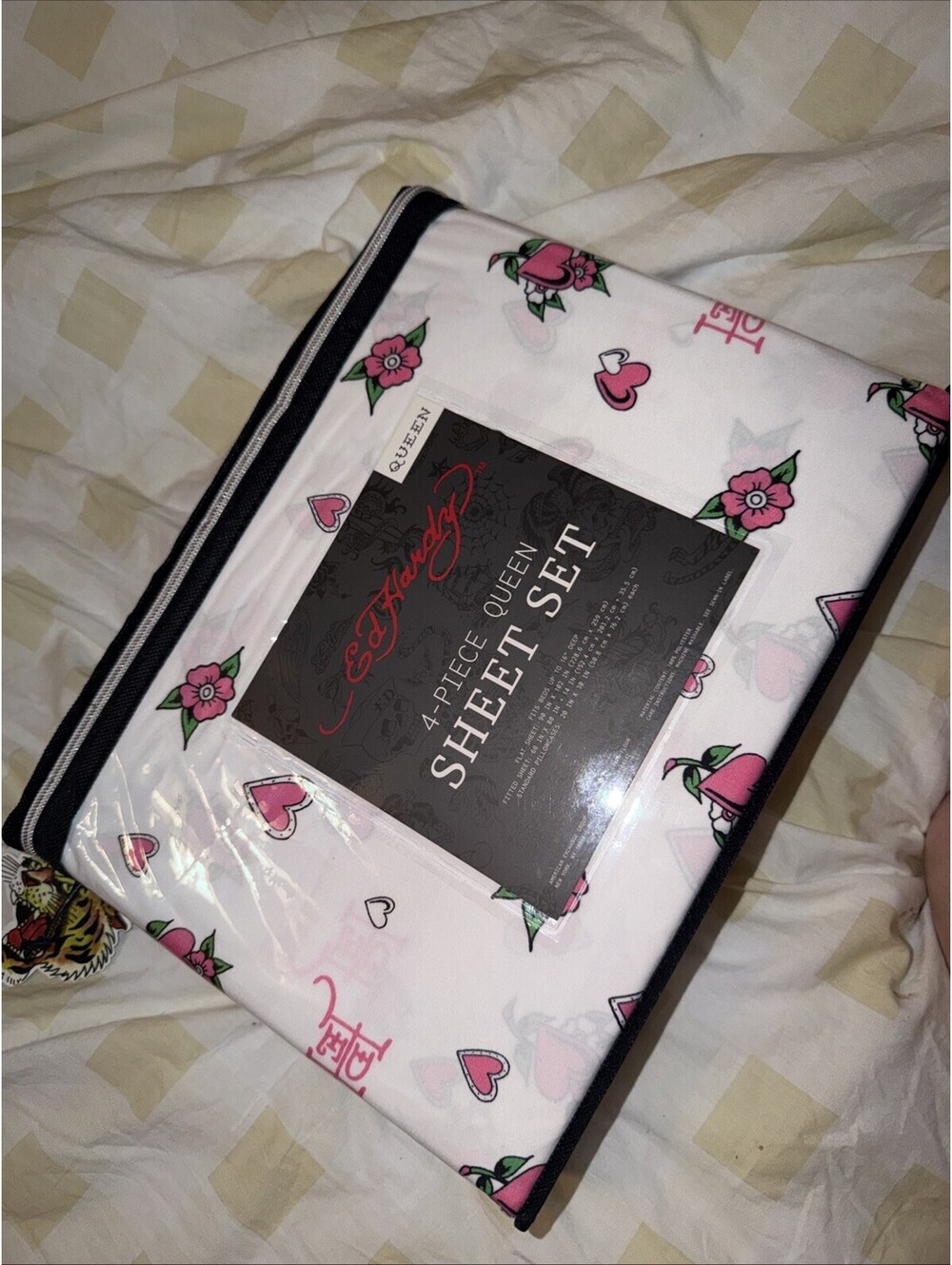 EXCLUSIVE!! ED HARDY Pink/white Hearts Flowers 4PC SHEET SET QUEEN